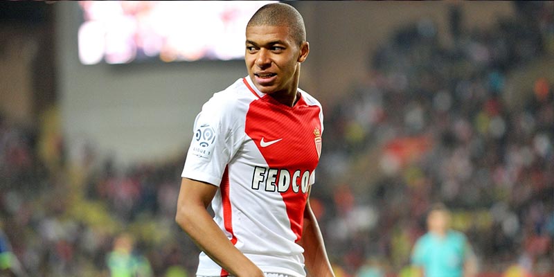 Mbappe trưởng thành trong màu áo Monaco  